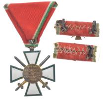 1939. "Magyar Érdemrend lovagkeresztje hadiszalagon, kardokkal" jelzetlen aranyozott, zomá...