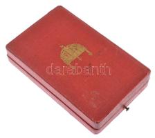 1939. "Magyar Érdemrend lovagkeresztje hadiszalagon, kardokkal" jelzetlen aranyozott, zomá...