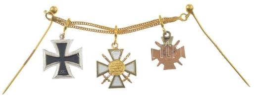 3db-os miniatűr kitüntetés aranyozott fém frakkláncon, benne: 1942. "Tűzkereszt I. fokozata&quo...