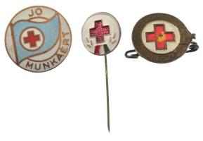 3db-os Vöröskeresztes jelvény, közte Magyar Ifj., Vöröskereszt zománcozott bronz lemezjelvény (zománchiba) T:XF