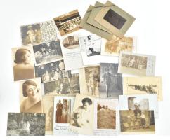cca 1890-1940 Vegyes családi fotók, kirándulások képei, vadászportré, stb.; összesen 25 db (többségében megírt fotólapok), közte 3 db "Dufaycolor" színes direktpozitív kép