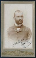 1902 Férfiportré Gétzy (?) aláírással, datálva; keményhátú fotó, szecessziós vizitkártya, 10,5x6,5 cm