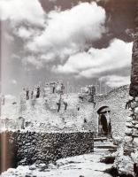 Ostromverte várak. Szerk.: Gerő László. Bp., 1969., Corvina. Gazdag fekete-fehér képanyaggal, Balla ...