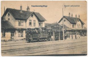 1922 Sepsiszentgyörgy, Sfantu Gheorghe; vasútállomás, vasúti pályaudvar, gőzmozdony, vonat, vasutasok. Benkő Mór kiadása / railway station, locomotive, train, railwaymen (kopott sarkak / worn corners)