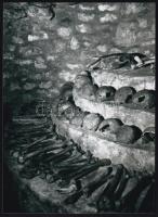 1966 Budapest, a budai vár pincerendszerének feltárása során fellelt leletek, Lőrinczy György felvétele, 1 db modern nagyítás a néhai Lapkiadó Vállalat fotófotólaborjának archívumából, jelzés nélkül, 21x15 cm
