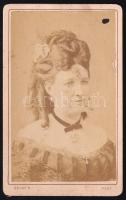 cca 1870 Női portré, keményhátú fotó Gévay Béla pesti műterméből, foltos, kis hibával, 10,5×6,5 cm