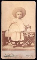 cca 1905 Gyerek karikával, keményhátú fotó Vajda Dezső újvidéki műterméből, 10,5×6,5 cm