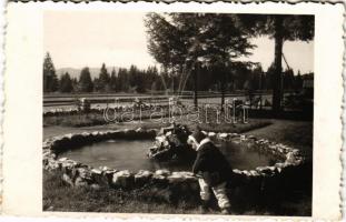 1942 Marosfő, Izvoru Muresului; park a vasúti síneknél / park next to the railway. photo (EK) + "SEPSISZENTGYÖRGY-MAROSVÁSÁRHELY 350" vasúti mozgóposta