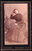 cca 1882 Női portré, keményhátú fotó Vörös Kálmán békéscsabai műterméből, 10,5×6,5 cm