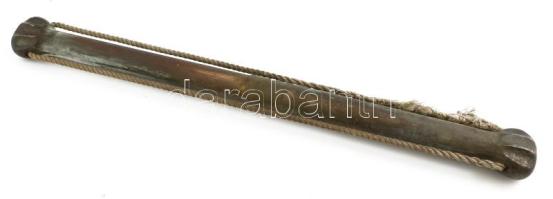 Régi expander, fém, kötél, korának megfelelő kopásokkal, 77 cm