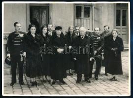 1937 Bessenyői Bessenyő család aranylakodalmat ünnepel, katonatisztek, Budapest Kistemplom utca, Kaulich Rudolf pecséttel jelzett fotója, hátoldalon feliratozva, sérülésekkel, szakadással, 18×24 cm