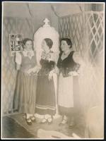 1937 Pick-estély, elegáns hölgyek egy Pick plakát mellett, hátoldalon feliratozott fotó, 23×17 cm