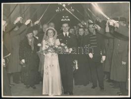 cca 1930-1940 Repülős katonatiszt esküvője, pecséttel jelzett fotó Macsi András budapesti műterméből, felületén törésnyom, felületén törésnyom, 17×23 cm