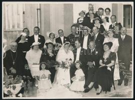 cca 1930-1940 Esküvői csoportkép, a résztvevők között vitéz Tarnóy Oszkár őrnagy (később alezredes) látható egyenruhában, Macsi András pecséttel jelzett fotója, 17×23 cm