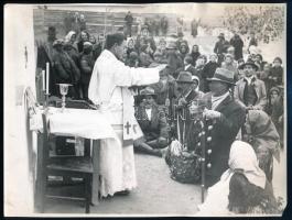 cca 1930-1940 Cigány esküvő, cigányvajda, Szendrő István pecséttel jelzett, feliratozott fotója, 17,5×23 cm