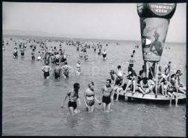 cca 1930-1940 Balaton, Siófok, fürdőzők, Caola reklám, Szendrő István pecséttel jelzett, feliratozott fotója, 17,5×23 cm