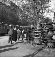 1956 Budapest, a forradalomban felborult teherautó a Múzeum körúton, fotónegatív, 6×6 cm