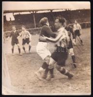 cca 1930 Kispesti AC és BSC mérkőzése, hátoldalon feliratozott fotó, sarkán törésnyom, 11,5×11 cm