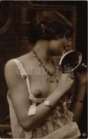 Erotikus hölgy fedetlen keblekkel / Erotic vintage lady uncovered breasts (non PC)
