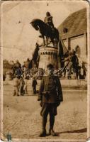 Kolozsvár, Cluj; bevonulás, magyar katona a Mátyás király szobor előtt / entry of the Hungarian troops, soldier in front of the Matthias Corvinus statue. photo (lyuk / pinhole)