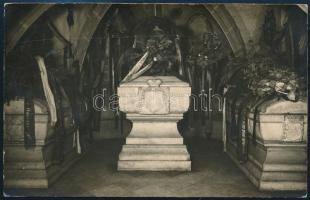 1938 Kassa, II. Rákóczi Ferenc sírhelye a Szent Erzsébet-székesegyházban (kassai dóm), fotólap, a hátoldalon feliratozott, jelzett (Győri és Boros fényképészek), 14x9 cm