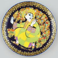 Bjorn Wiinblad: Aladdin és a csodalámpa, Rosenthal studio-linie kézzel festett porcelán. Németország, 1970 körül. d: 16 cm. Hibátlan. IV. Aladdin bebörtönözve a varázskertben.