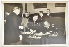 1939 Az antikomintern paktum aláírása Budapesten, a háttérben Csáky István külügyminiszter, sajtófotó, a hátoldalon pecséttel, feliratozva, 13x18 cm