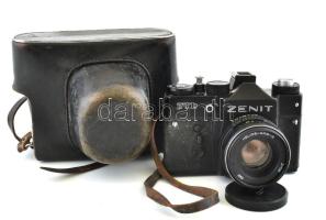 cca 1980 Zenit TTL fényképezőgép, Helios-44M-4 1:2 f=58 mm objektívvel, sapkával, eredeti tokjában / Vintage USSR camera, in original case