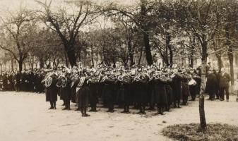 cca 1927 Magyar királyi katonazenekar egy ünnepélyes eseményen Budapesten, Schäffer fotó, szép állapotban, 8,5×13,5 cm