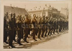 1944 Honvédesü Zentán (Délvidék), hátoldalon feliratozott fotó, jó állapotban, hátul ragasztásnyomokkal, 9×14 cm