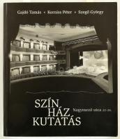 Gajdó Tamás-Korniss Péter-Szegő György: Színházkutatás - Nagymező utca 22-24. Bp, 1998, Thália Színház. Fekete-fehér fotókkal gazdagon illusztrálva. Kiadói papírkötésben. 193. számú számozott példány. Benne Metzner János rendező ajándékozási soraival Pécsi Ildikó színművész részére.