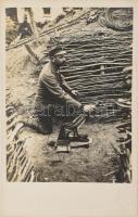 cca 1916 Kézi rakétaindító fedezékben lövedék behelyezésekor, fotó, szép állapotban, 13,5×8,5 cm