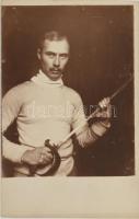 1914 Tettey Emil főiskolai tanár vívásoktatásra készülve, fotó, hátoldalon felirattal, szép állapotban, 14×9 cm