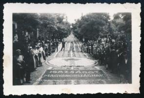 cca 1940 Igazságot Magyarországnak! irredenta felirat az utcára építve egy helyi ünnepségen, fotó, szép állapotban, 5,5×8 cm
