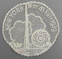 1939. A New-York-i világkiállításra készült csipke terítő, szép állapotban, d: 15 cm / Sewn lace doily commemorating the 1939 Worlds Fair in New York.