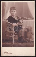 cca 1930 Gyerek játékokkal, fotólap a kecskeméti Fanto műterméből, 13,5×8,5 cm