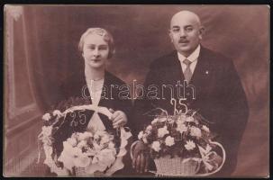 1934 Szeged, 25 éves házassági évfordulóját ünneplő házaspár, fotólap, a hátoldalon feliratozva, hidegpecséttel jelzett (Auer Szeged), 14x9 cm