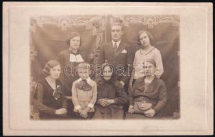 1935 Szeged, családi csoportkép, fotólap, a hátoldalon feliratozott, pecséttel jelzett (Szabadi Tibor fényképész), 13,5x8,5 cm