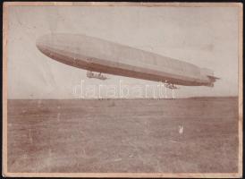 cca 1900-1906 Zeppelin léghajó, kartonra ragasztott fotó felületi sérülésekkel, 12×16,5 cm