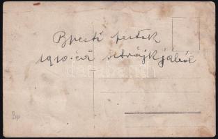 1910 Bp., a budapesti festők sztrájkja, csoportkép (több kézben Népszava újság); fotólap, a hátoldal...