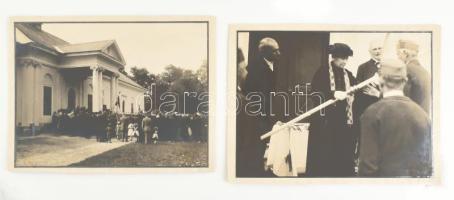 cca 1930 Auguszta főhercegné egy ünnepségen kastély előtt, 2 db kartonra ragasztott fotó Sajermann Béla műterméből, 17×22,5 cm