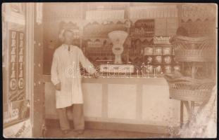 cca 1920-1940 Bp., Honvéd u., régi üzletbelső, a pulton mérleg és Stühmer édességek; fotólap, a hátoldalon feliratozva, sarkán kisebb ázásnyommal, 14x8,5 cm