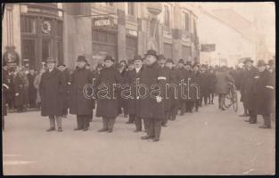 cca 1930-1940 Bp., egy patika előtt az utcán felsorakozott, felvonulásra készülő tömeg, fotólap, 13,5x8,5 cm