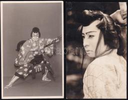 Harcosnak öltözött japán színészek, 2 db fotó, 13,5x8,5 cm