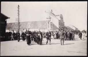 1932 Mohács, egyházi ünnepség, az utcán átvonuló főpapok, a háttérben üzletekkel; fotólap, a hátoldalon feliratozva (Weidlich Ede fényképész felvétele), 13,5x8,5 cm