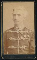 cca 1880 Galántai Galgóczi Tivadar huszárezredes kitüntetéseivel, 1878-1884 között a cs. és kir. 3. gróf Hadik András huszárezred parancsnoka, nagyszebeni műtermi fénykép, hátoldalon saját kezű aláírásával, 10,5×6,5 cm