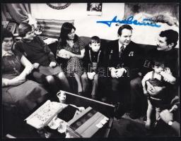 cca 1980 Farkas Bertalan (1949-) űrhajós Kubaszovval és családjukkal autográf aláírással. 24x18 cm