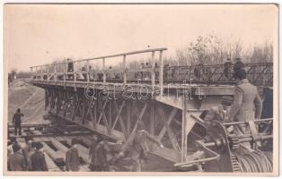 1936 Aranyos, Aries; Vasúti híd építés közben az Aranyos folyó felett a Várfalva-Szinfalva vasúti vonalon / construction of the railway bridge on the Moldovenesti-Cornesti narrow-gauge railway line. photo