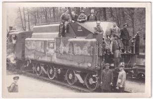 Resicabánya, Resicza, Recita, Resita; A vasgyár udvarán egy gőzmozdony egy CFR 231.091 pályaszámú szerkocsit húz munkásokkal (ebből a fajta hegesztett szerkezetű szerkocsiból csak 5 példány épület 231.091-095 pályaszámmal) / iron factory, industrial railway, locomotive, train. photo