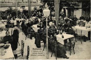 1913 Budapest I. Tabán, Schreil Győző Albecker vendéglője, étterem, kert vendégekkel és pincérekkel. Trittner R. felvétel. Kereszt tér 4. (EK)